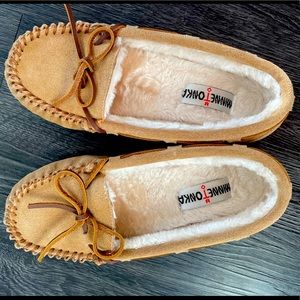Minnetonka Trapper Moccassin Slipper brown